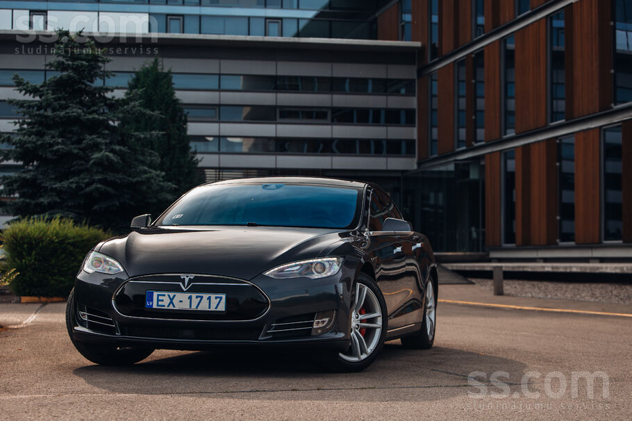 Tesla Model S P85D 700 Hp, 3.2 сек. 0-100km. 
Duall motor 4x4, 
Заменена батарея (