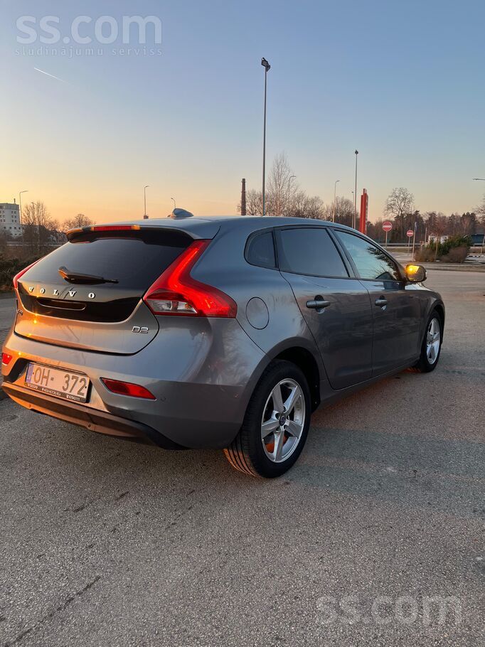 Pārdod Volvo V40 88kW labā tehniskā un vizuālā stāvoklī. 
Auto aprīkots ar