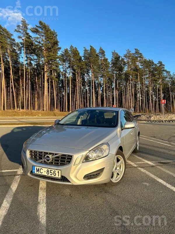 Volvo Pārdod Volvo V60 D3 2.0D (133kW) ar automātisku 6 