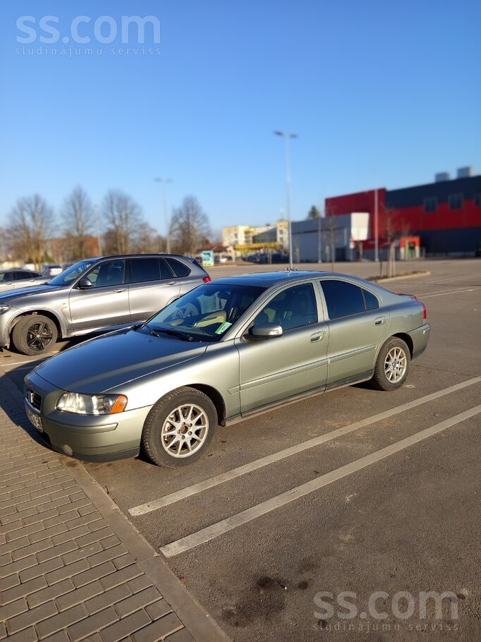 Volvo Хороший, надёжный автомобиль. Ездил много, без нар