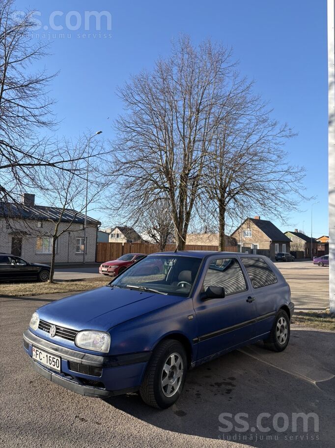 Pārdodu savu golfu. 1992. gada 3. golfs ar 1.4 bendzīn dzinēju . Stāv uz lab