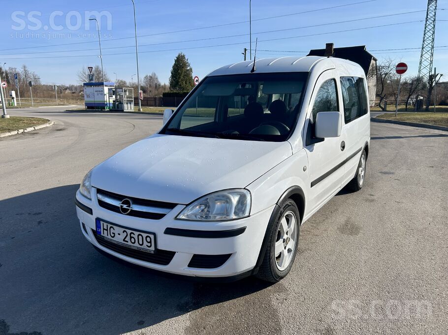 Opel Opel combo 1.3cdti 55kW 5 vietas. 