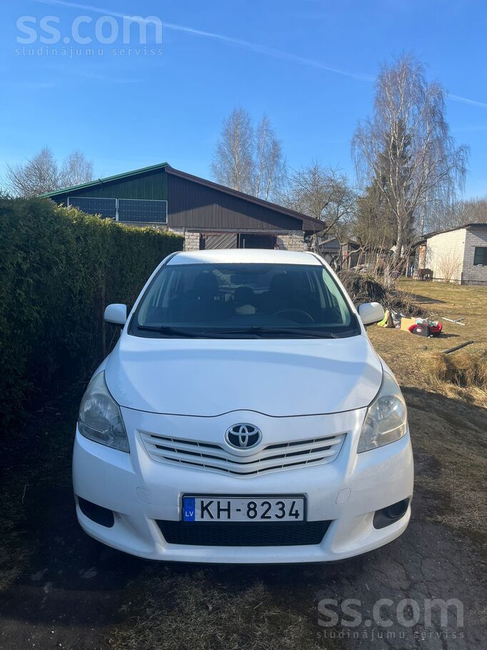Toyota Pārdodu Toyota Verso, 2011. gada, ar uzticamu 2.0 
