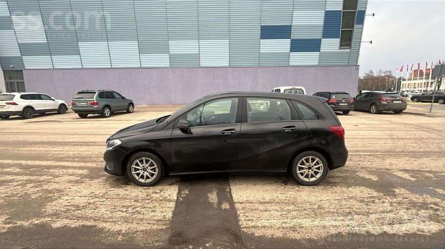 Latvijā iegādāts auto, kopš iegādes brīža strādājis kā taksometrs. 50% lētāk