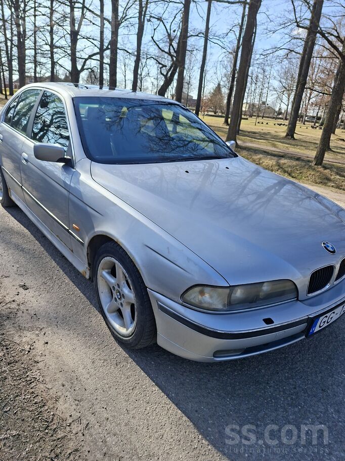 BMW e39 на ходу, двигатель, коробка в порядке, визуальные дефекты.