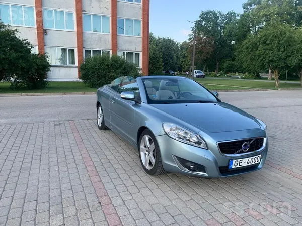Volvo Gaiši zils kabriolets. Numurs nenāk līdz.