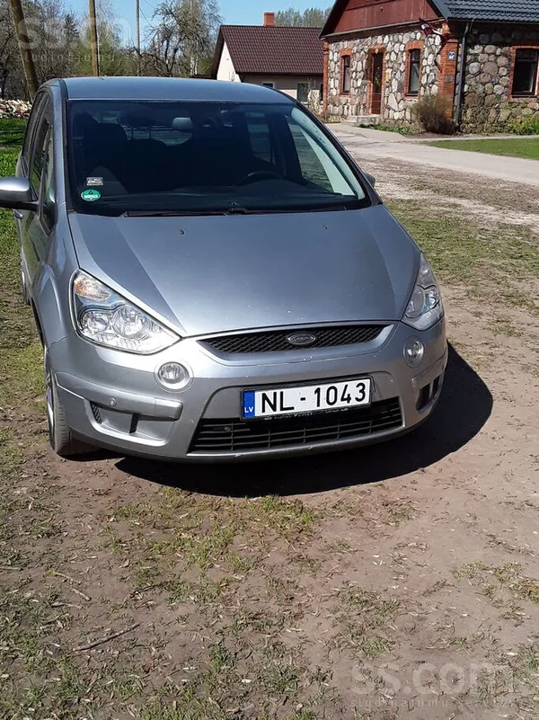 Ford Pārdodam mūsu ģimenes automašīnu sakarā ar jauna a