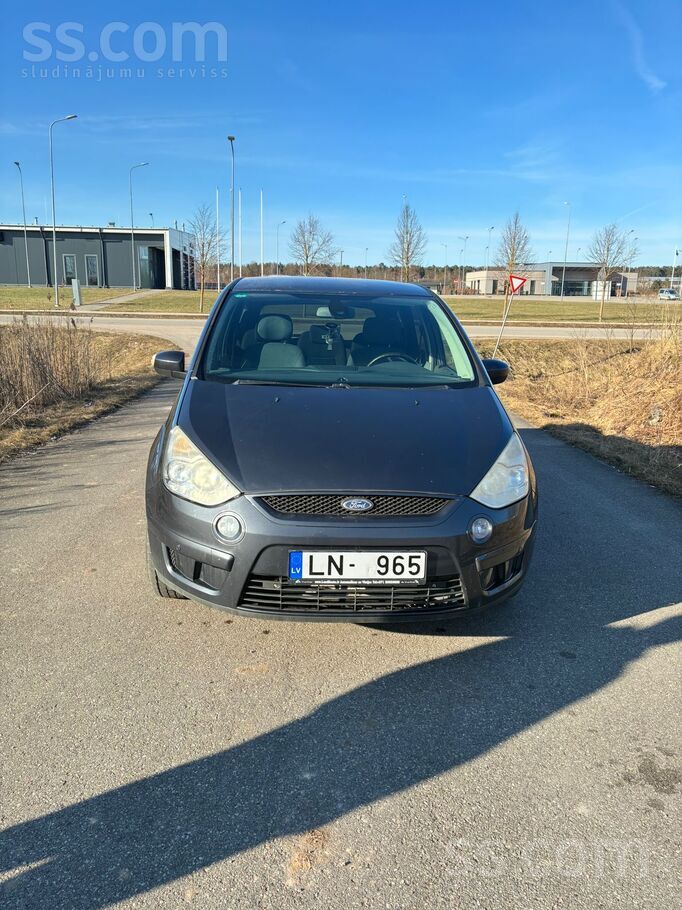 Ford Pārdodam mūsu ģimenes automašīnu sakarā ar jauna a