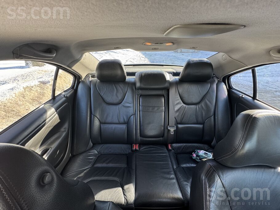 Автомобиль в целом в неплохом состоянии для своих лет: двигатель работает ро