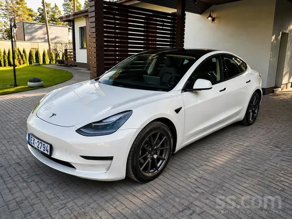 Tesla Model 3 Long Range. Dual Motor. Autopilot, Aktīva kruīza kontrole, Pano. 

-