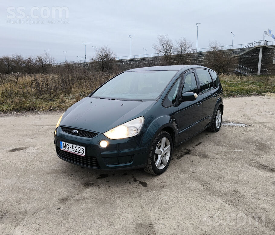 Pārdodu ekonomisku 7 vietīgu ģimenes auto. Nolokot 2. un 3. rindu, izveidoja