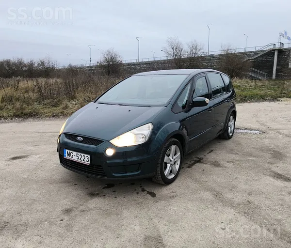 Ford Pārdodu ekonomisku 7 vietīgu ģimenes auto. Nolokot