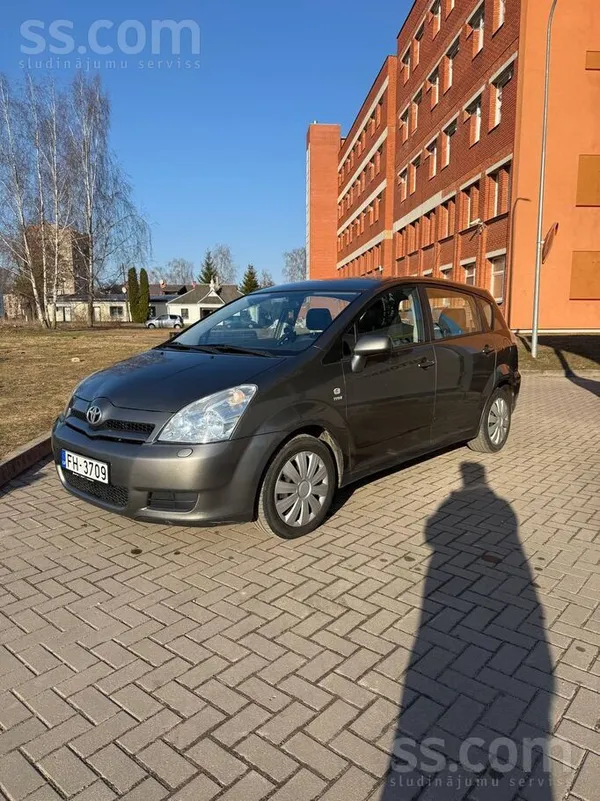 Toyota Toyota Corolla Verso 2004 надежный автомобиль. 