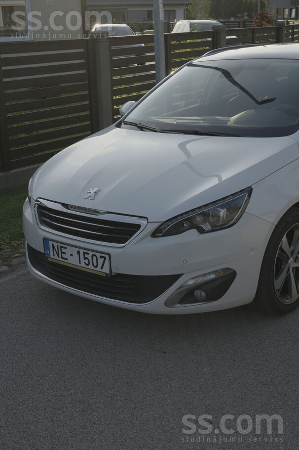 Pārdodu ekonomisku un uzticamu Peugeot 308 ar 1.2 benzīna dzinēju (96 kW) un