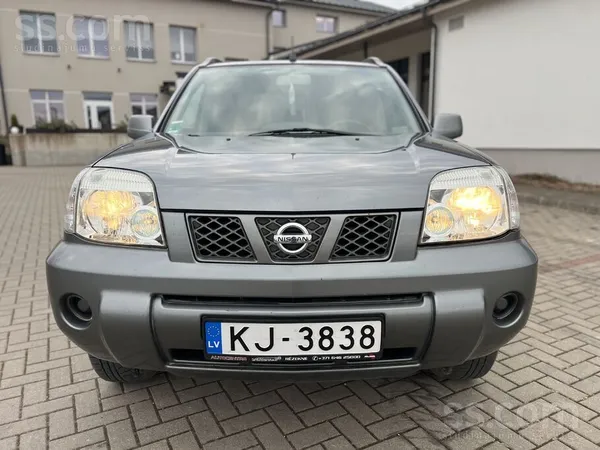 Nissan Машина в хорошем состоянии 2.2д 100 киловат 4x4раб