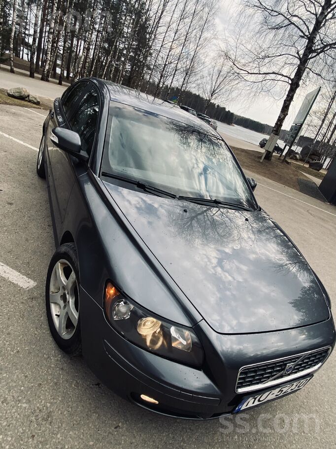 Pārdodu uzticamu un degvielu taupošu ikdienas lietošanai paredzētu automašīn