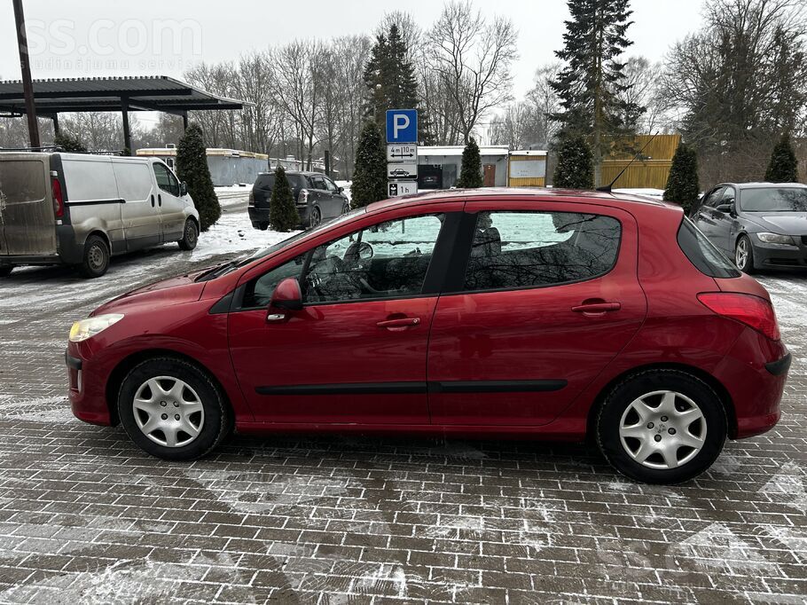 Peugeot Sapņu auto meklē jaunu īpašnieku. Ir vizuāli defek