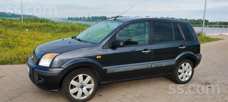 Visas apkopes veiktas laikā. Degvielas patēriņš pilsētā ir 5 litri. Divi zie