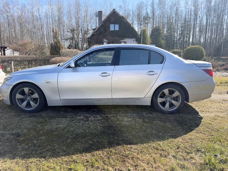 Auto labā tehniskā stāvoklī, komforta salons ar apsildi un atminu strada .