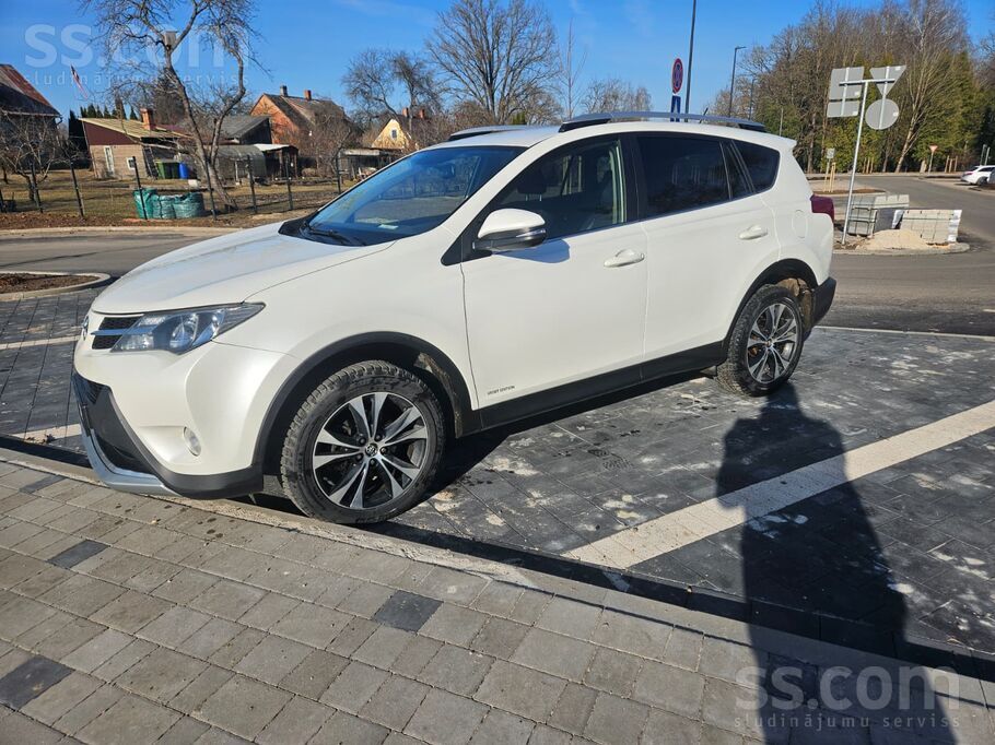 Pārdod ekonomisku Toyota Rav4 ar 2.0 dīzeļa dzinēju un manuālo pārnesumkārbu