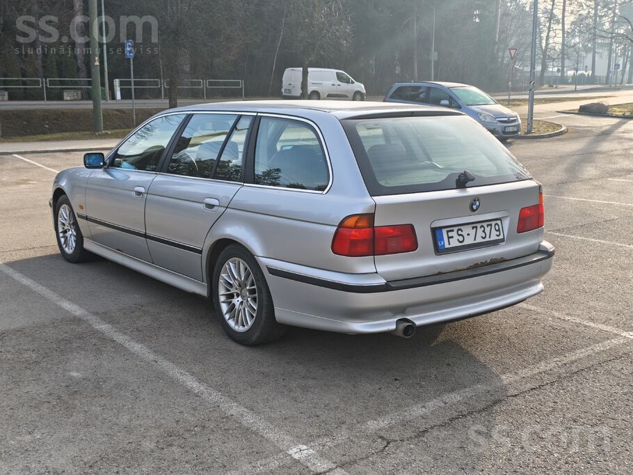Aizdomīgi labi saglabājies BMW , protams izņemot bagāžnieka vāku, protams pa
