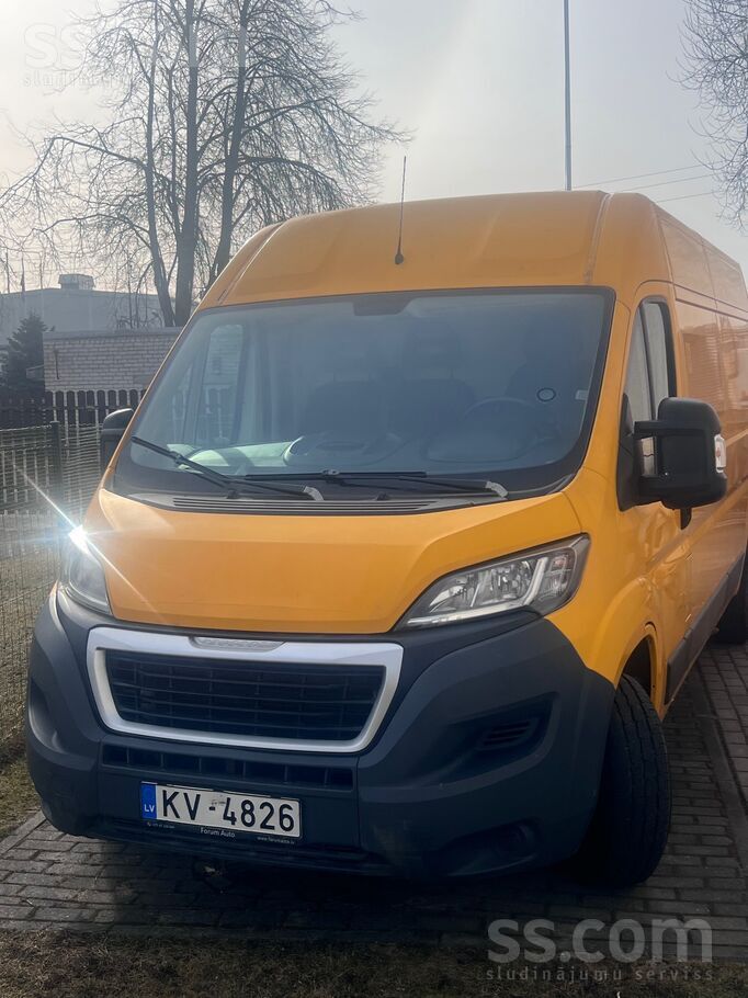 Auto ar pierādāmu noskrējienu, nolīmēts dzeltenā plēvē, kas pasargā auto no