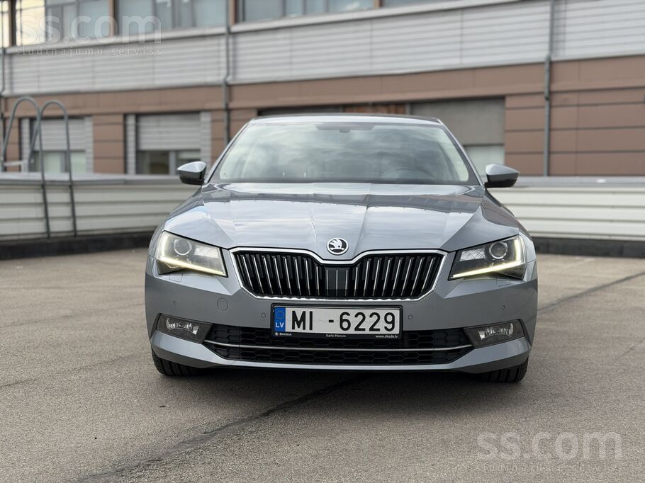 Tiek pārdota kopta Skoda Superb 2.0Tsi benzīns labā tehniskā un vizuālā stāv