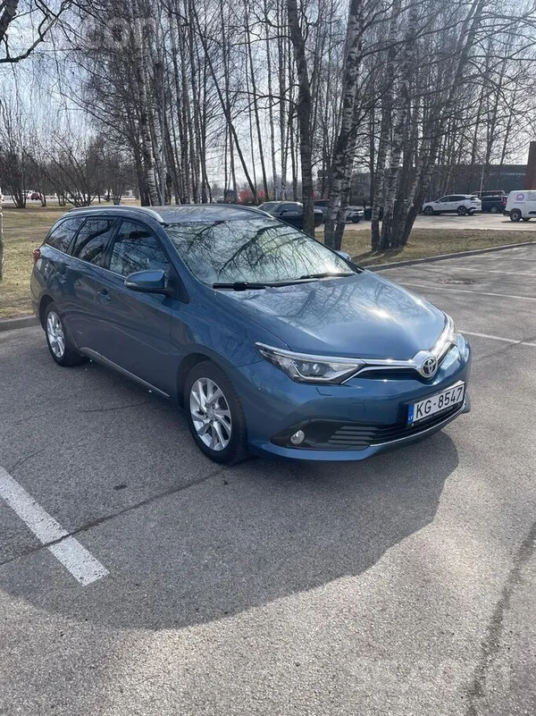 Uzņēmums pārdod pārbaudītu automašīnu. Toyota Auris-Active, automats 1.6i-97