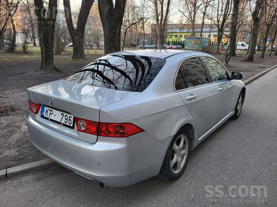 Pārdodu Honda Accord.
Izlaiduma gads: 2004.gads;
Salons: pusādas;
Spoguļ
