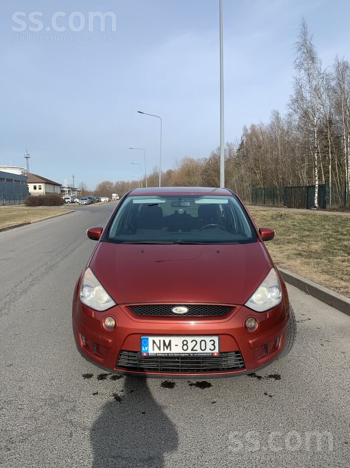 Ford Pārdodu ģimenes auto