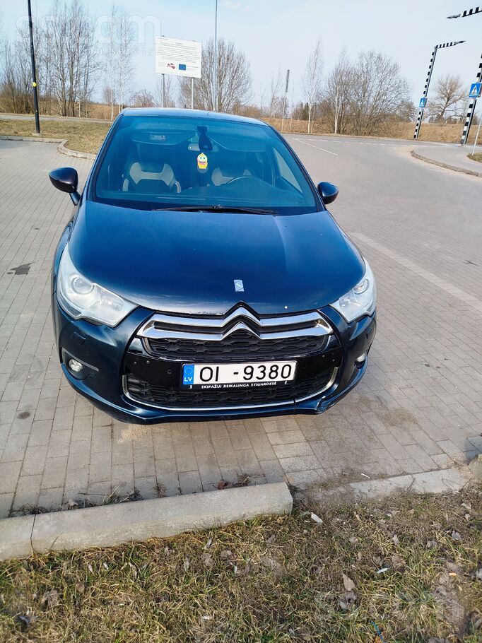 Citroen Ds4. 1.6D, с 6-ти ступенчатой мануальной коробкой. Машина в хорошей