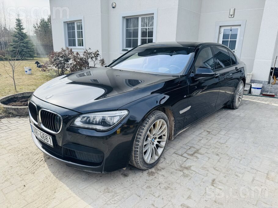BMW 750Ld drive ar iespaidigu komplektaciju- M pakotne, melnie griesti,
ar