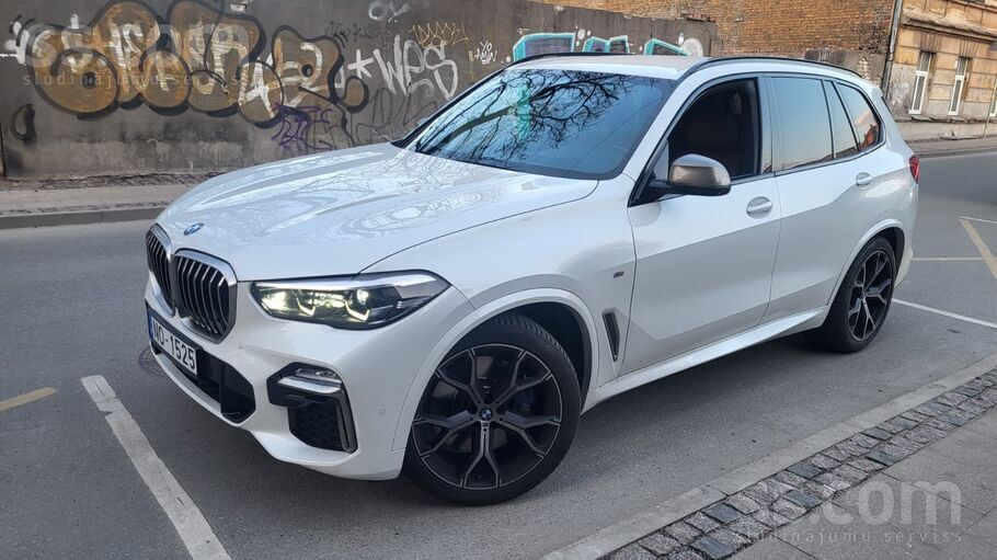 BMW Pārdod lieliski saglabājušos BMW X5 M50D ar 400 Zs