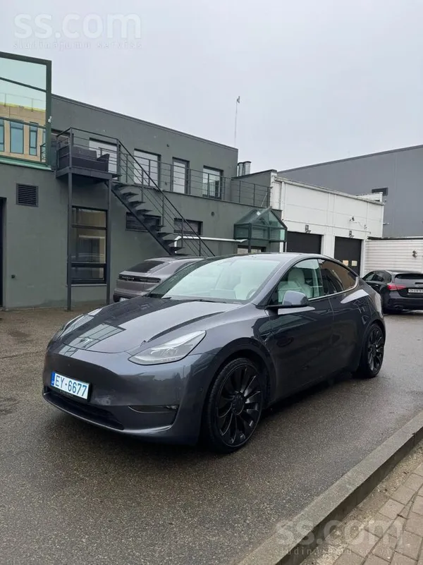 Tesla Model Y Performance modelis. Pati jaudīgaka versija (534zs, 0-100kmh ir 3.7sek