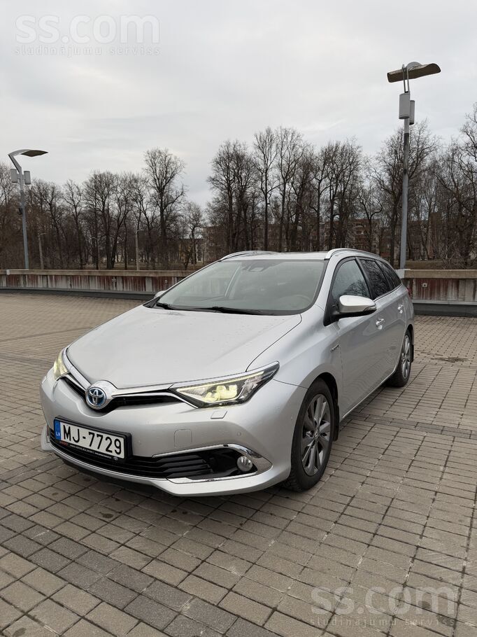 Toyota Pārdodu Toyota Auris 2017.gada ar 1.8 hibrīda moto