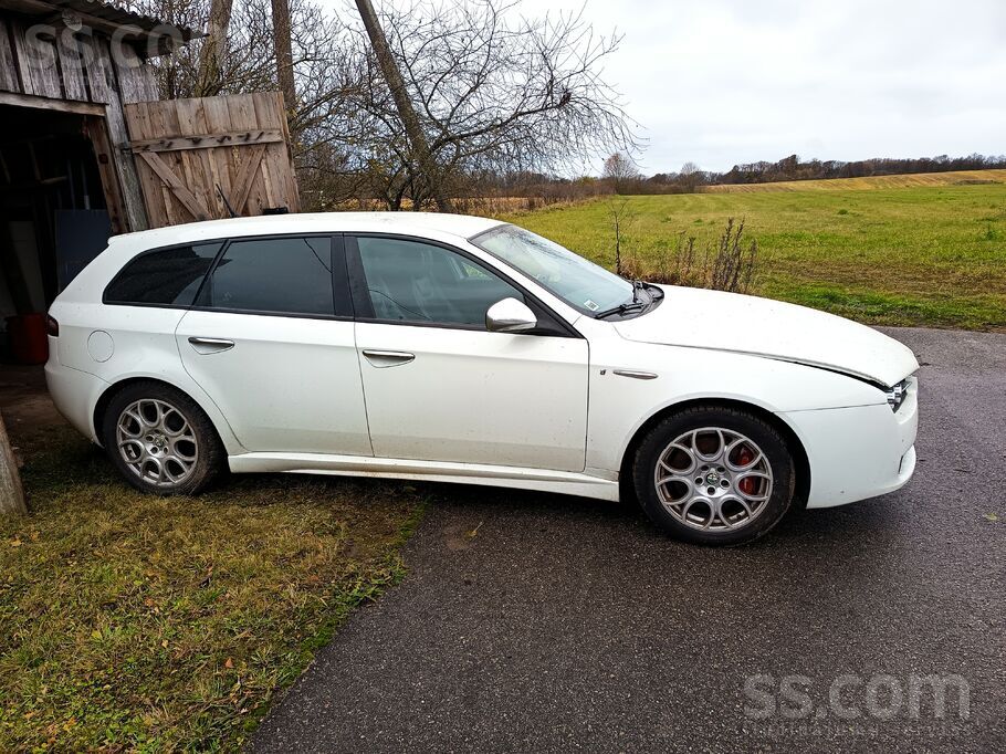 Машина стоит уже 2 года без движения. Есть косяки по кузову, ржавчина местам