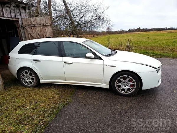 Alfa-romeo Машина стоит уже 2 года без движения. Есть косяки 
