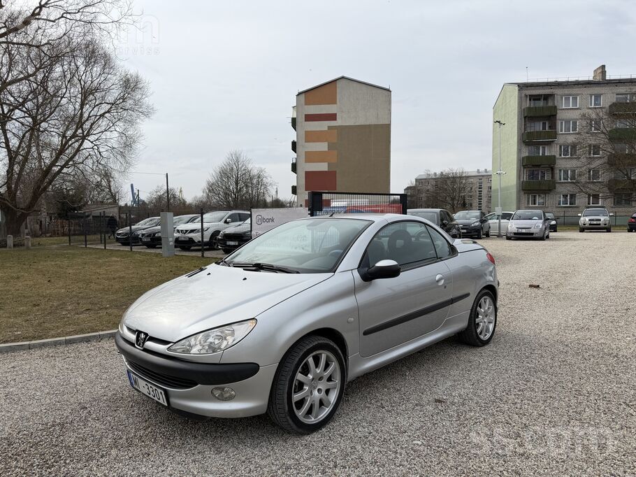 Peugeot 206cc ar 1.6 (80kW) benzīna dzinēju un manuālo ātrumkārbu. Auto ir l