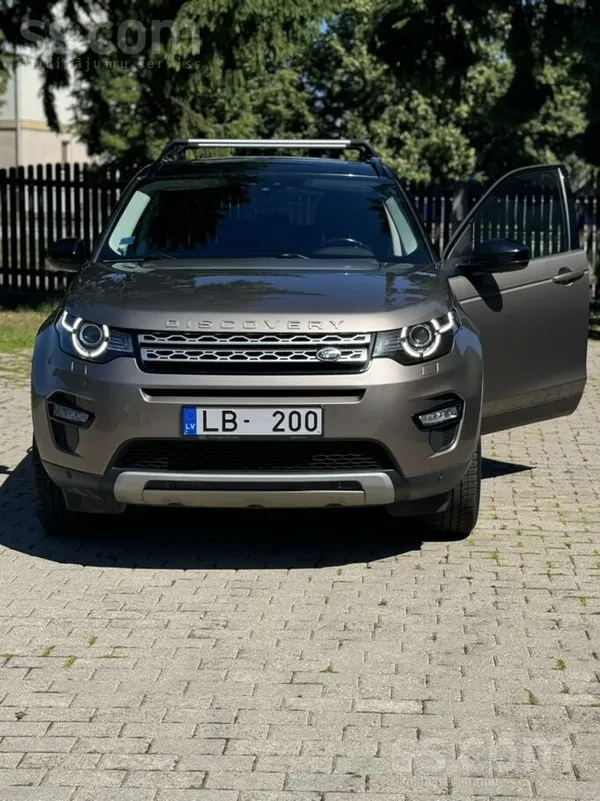 Rover Pārdod Land Rover Discovery Sport. 