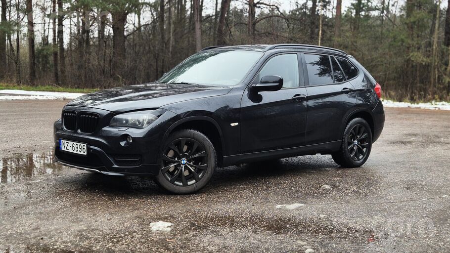 BMW BMW X1 2010 2.0D – melns uz melna, ļoti labā stāvo