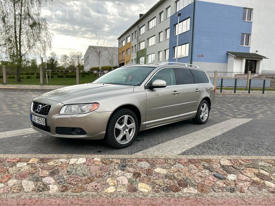 Volvo Pārdodam savu ģimenes auto Volvo V70, D3 motors 12