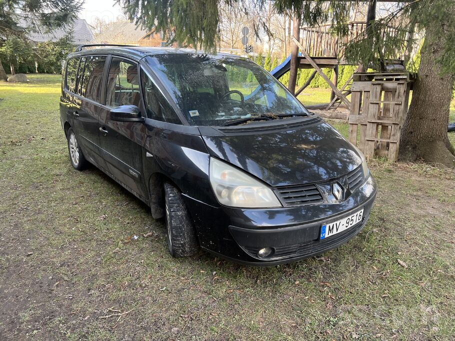 Auto tikka sataisīts lai ietu apskati samainītas eļas motorā kārbā jauna roc