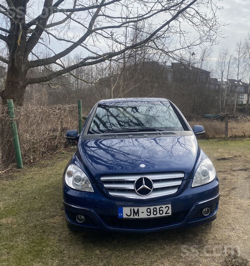 Mercedes Benz B 180. Stabils, augsts un drošs auto.