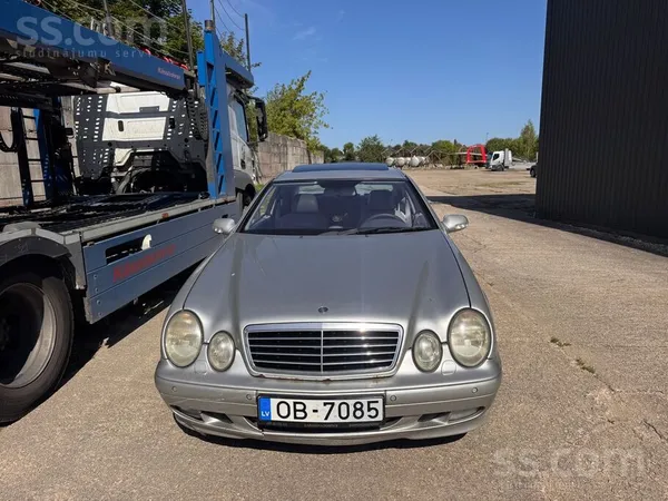 Mercedes Masina darbojas, ir kartiba skate. Ir paris lietas