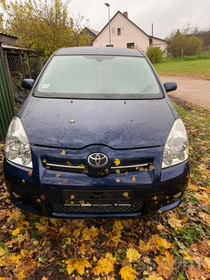 Pārdod Corolla Verso rezerves daļām, dzinēja defekts. Virsbūves detaļas bez