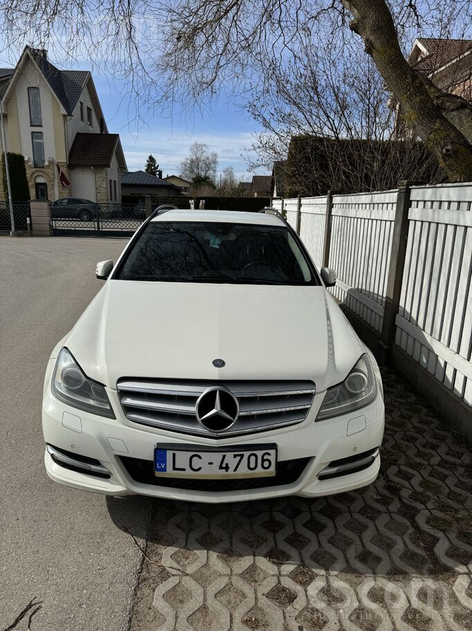 Pārdodu Mercedes-Benz C klases universāli labā tehniskā stāvoklī.
Auto ir