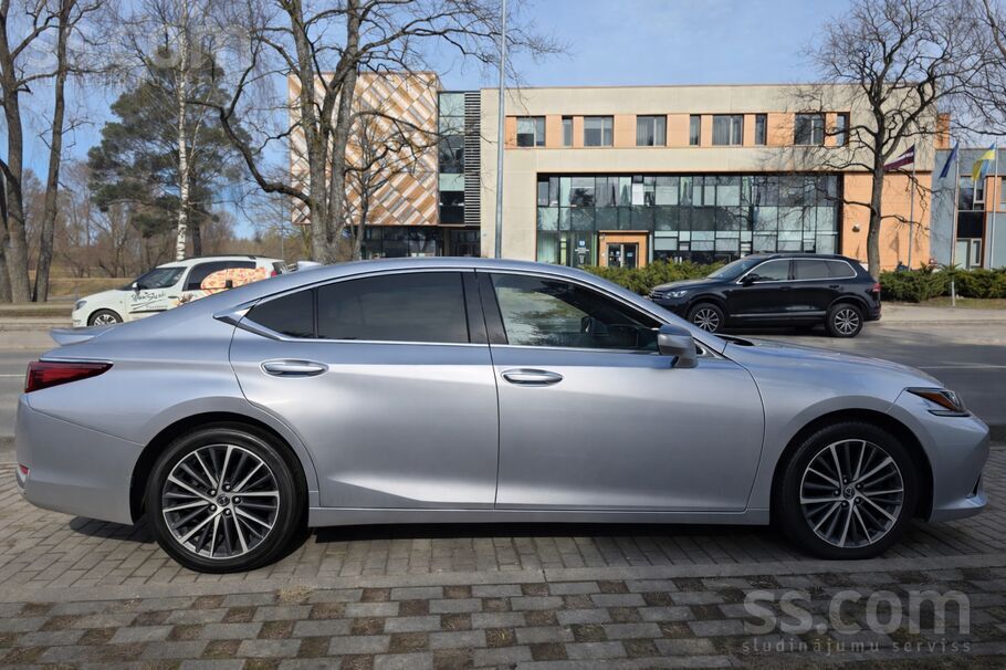 Lexus ES 300h, Limited Edition.
2.5 hibrīddzinējs, kopējā jauda (160Kw/218