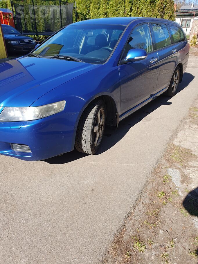 Pārdodu auto, stāvoklis atbilstošs savam vecumam.