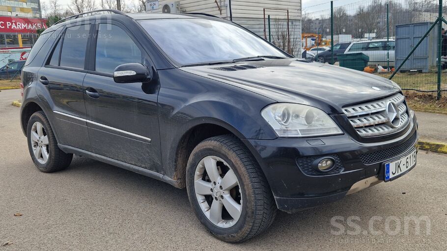 320cdi, 200kw (oriģināls). Ļoti rets.
Koka stūre.
Viena saimniece no 201