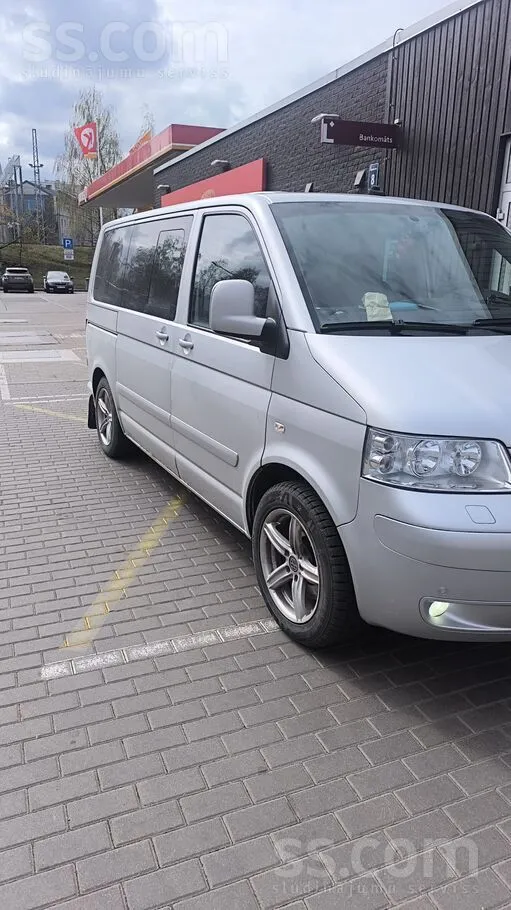 Volkswagen Buss darba kārtībā ar sīkiem vizuāliem defektiem (
